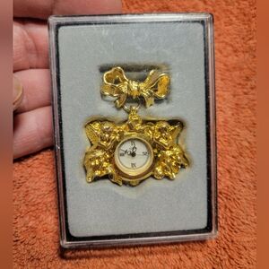 Ladies nurses pin on watch. With great classic look .